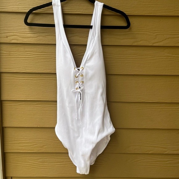 BECCA Modern Edge One Piece Swimsuit in White Size Large - Picture 3 of 9